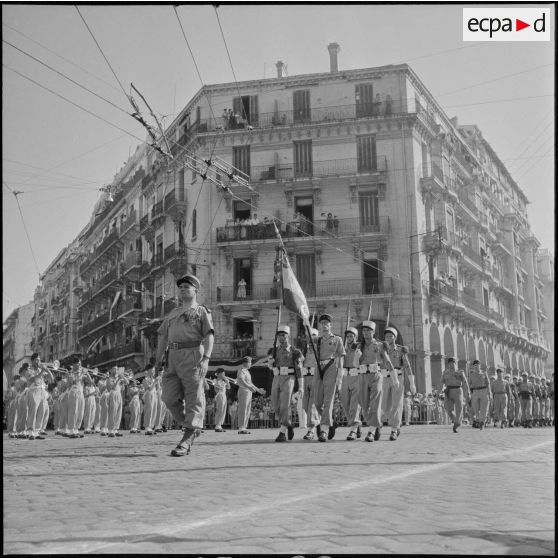 Défilé du 14 juillet à Alger en présence du gouverneur Léonard et du général Cailles.