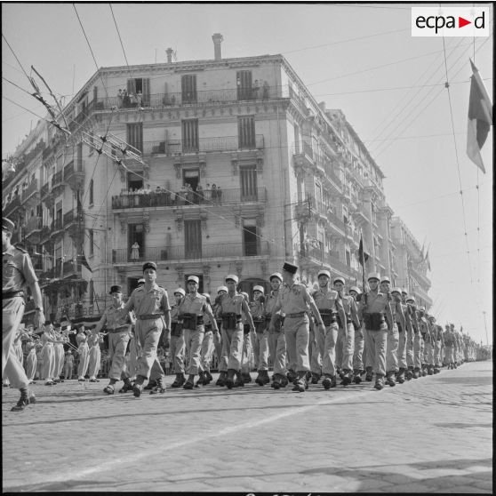 Défilé du 14 juillet à Alger en présence du gouverneur Léonard et du général Cailles.