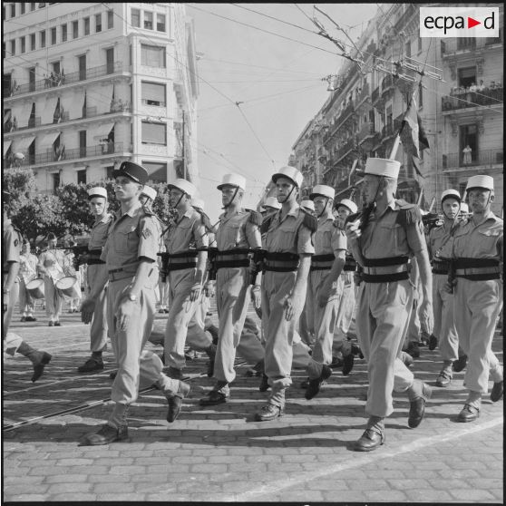 Défilé du 14 juillet à Alger en présence du gouverneur Léonard et du général Cailles.