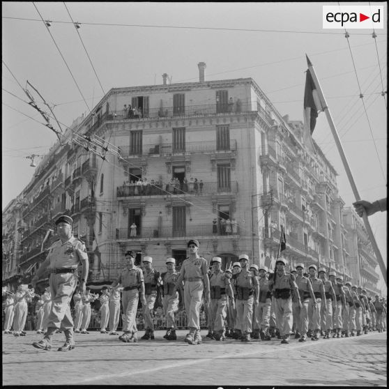 Défilé du 14 juillet à Alger en présence du gouverneur Léonard et du général Cailles.