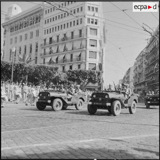 Défilé du 14 juillet à Alger en présence du gouverneur Léonard et du général Cailles.