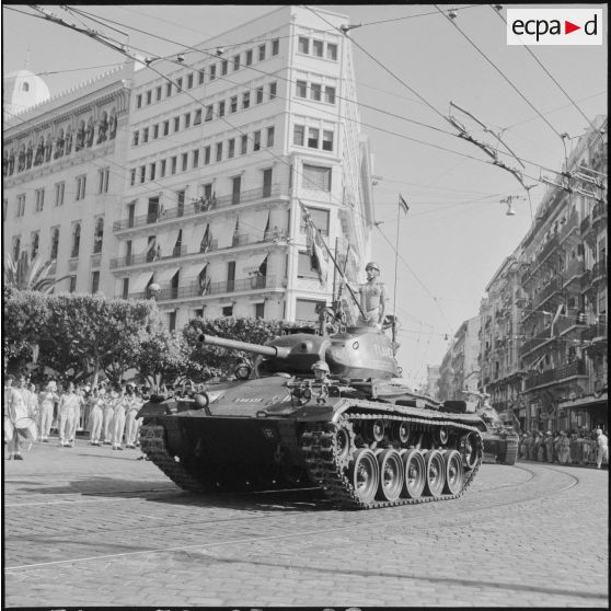 Défilé du 14 juillet à Alger en présence du gouverneur Léonard et du général Cailles.