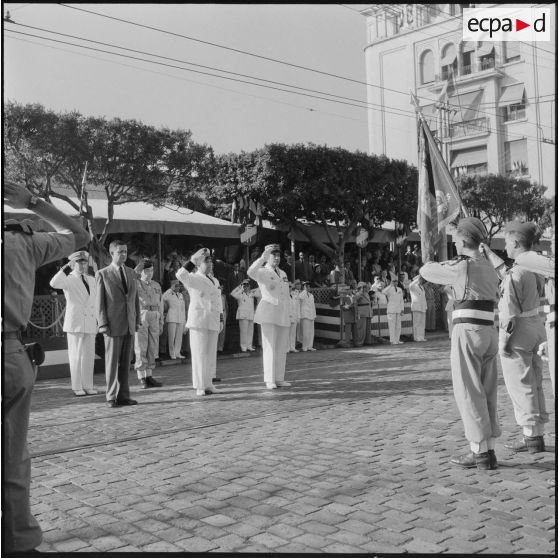 Défilé du 14 juillet à Alger en présence du gouverneur Léonard et du général Cailles.