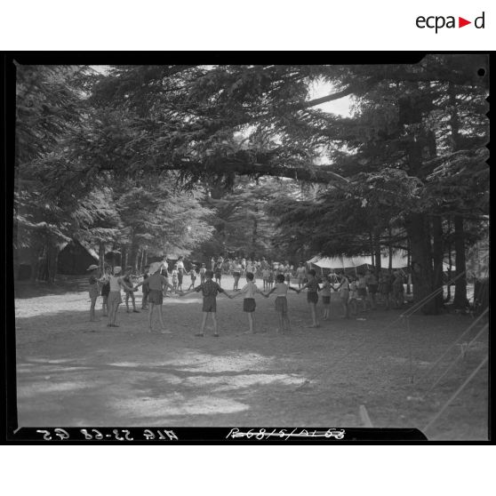 Jeux pour les enfants au centre de colonie de vacances militaire d'Alger, à Chrea.