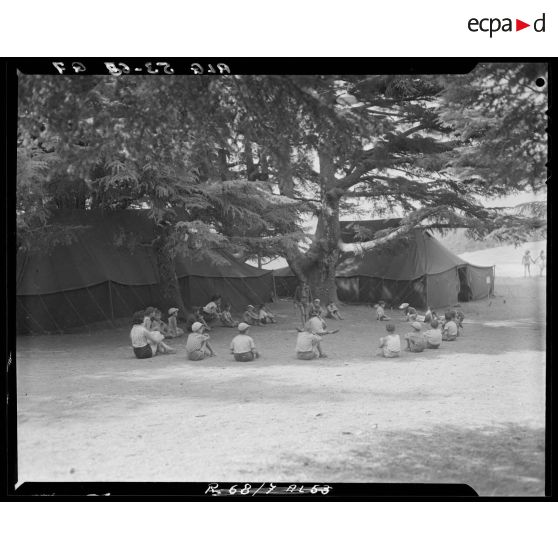 Jeux pour les enfants au centre de colonie de vacances militaire d'Alger, à Chrea.