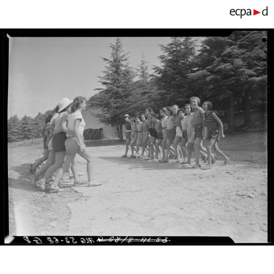 Jeux pour les enfants au centre de colonie de vacances militaire d'Alger, à Chrea.