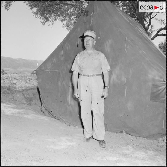 Lieutenant-colonel au QG régional des unités de la Xe région militaire participant à des manoeuvres à Yakouren.