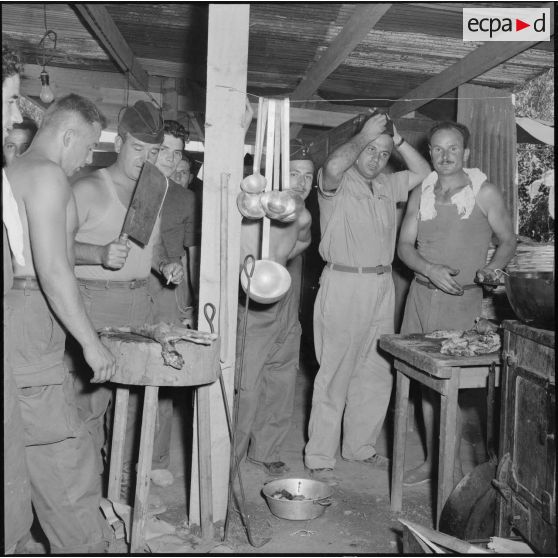 Préparation du repas au campement régional des unités de la Xe région militaire participant à des manoeuvres à Yakouren.