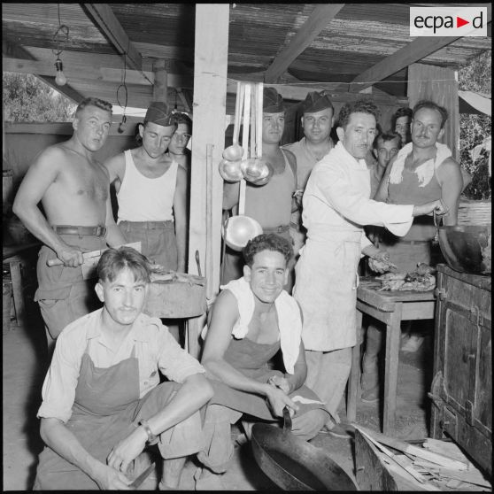 Préparation du repas au campement des unités de la Xe région militaire participant à des manoeuvres à Yakouren.