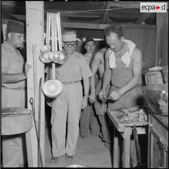 Lieutenant-colonel assistant à la préparation du repas au QG régional des unités de la Xe région militaire participant à des manoeuvres à Yakouren.