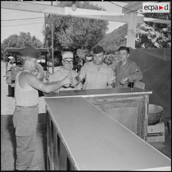 Lieutenant-colonel posant au bar du QG régional des unités de la Xe région militaire participant à des manoeuvres à Yakouren.