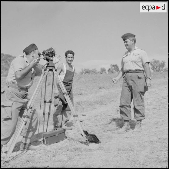 Soldat derrière sa caméra filmant le QG régional des unités de la Xe région militaire participant à des manoeuvres à Yakouren.