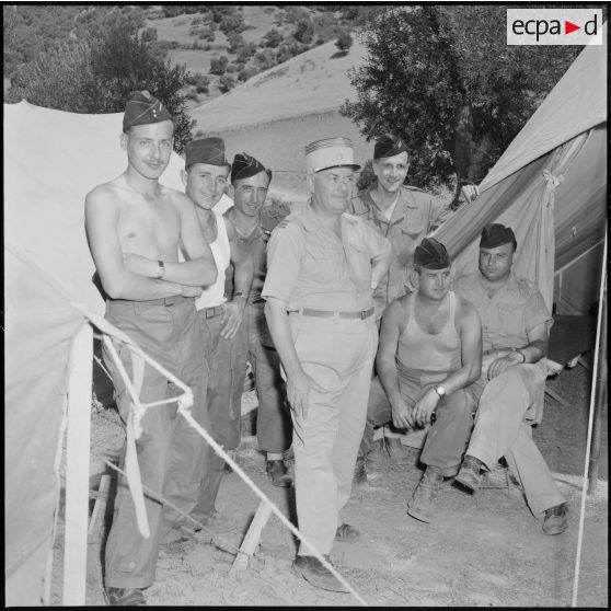 Lieutenant-colonel entouré de soldats au campement régional des unités de la Xe région militaire participant à des manoeuvres à Yakouren.