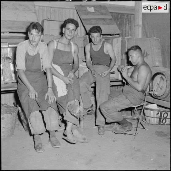 Soldats affectés à la cuisine au campement des unités de la Xe région militaire participant à des manoeuvres à Yakouren.