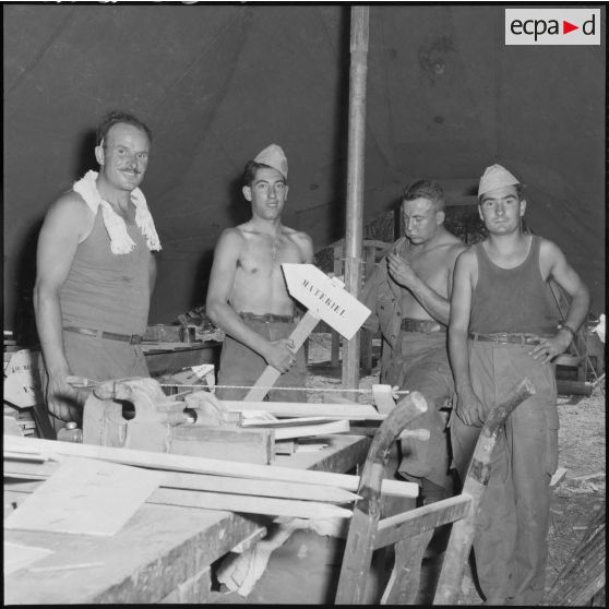 Soldats du Matériel au campement du QG régional des unités de la Xe région militaire participant à des manoeuvres à Yakouren.