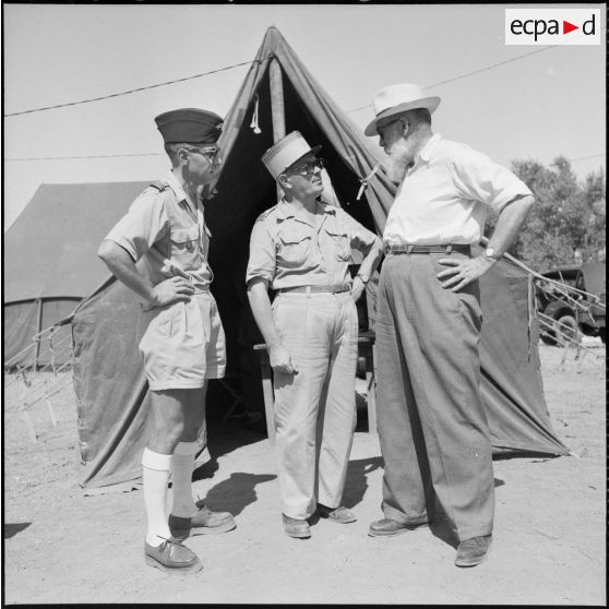 Conversation entre oficiers au campement des unités de la Xe région militaire participant à des manoeuvres à Yakouren.