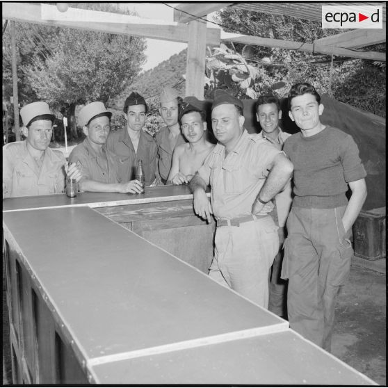 Soldats posant au bar du campement des unités de la Xe région militaire participant à des manoeuvres à Yakouren.