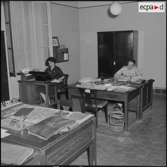 Scènes quotidiennes au bureau de l'ERM (établissement régional du matériel) d'Alger.