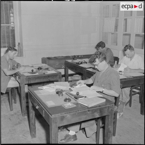 Scènes quotidiennes au bureau de l'ERM (établissement régional du matériel) d'Alger.