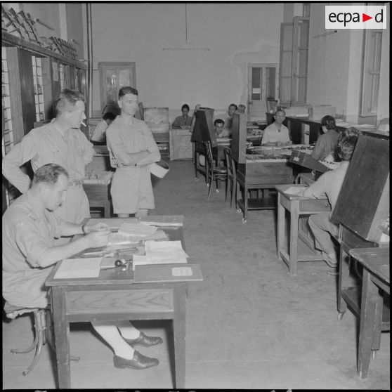 Scènes quotidiennes au bureau de l'ERM (établissement régional du matériel) d'Alger.