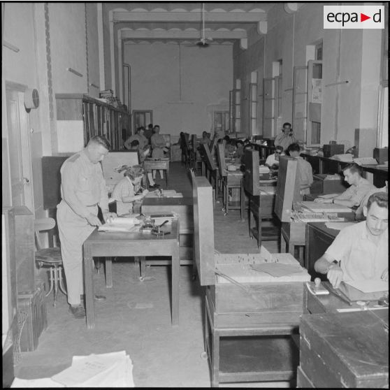 Scènes quotidiennes au bureau de l'ERM (établissement régional du matériel) d'Alger.