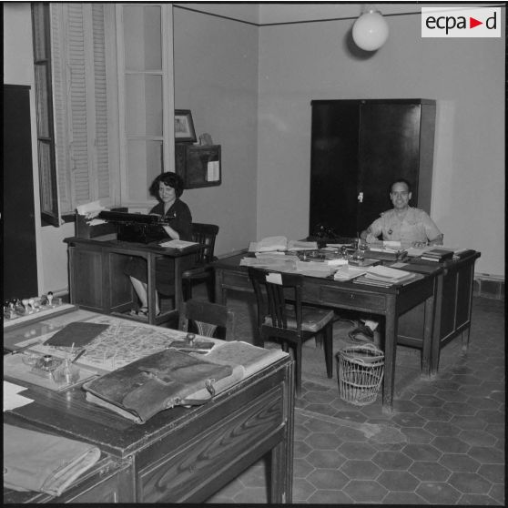 Scènes quotidiennes au bureau de l'ERM (établissement régional du matériel) d'Alger.