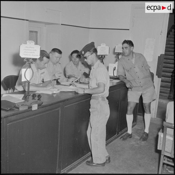 Officiers au bureau de l'ERM (établissement régional du matériel) d'Alger.