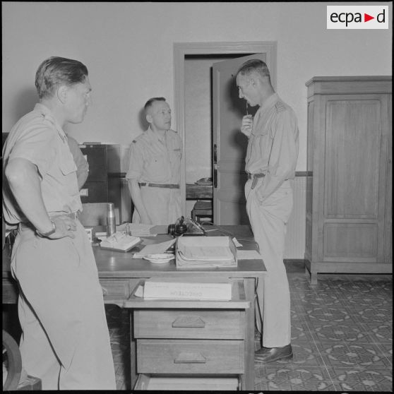 Scènes quotidiennes au bureau de l'ERM (établissement régional du matériel) d'Alger.