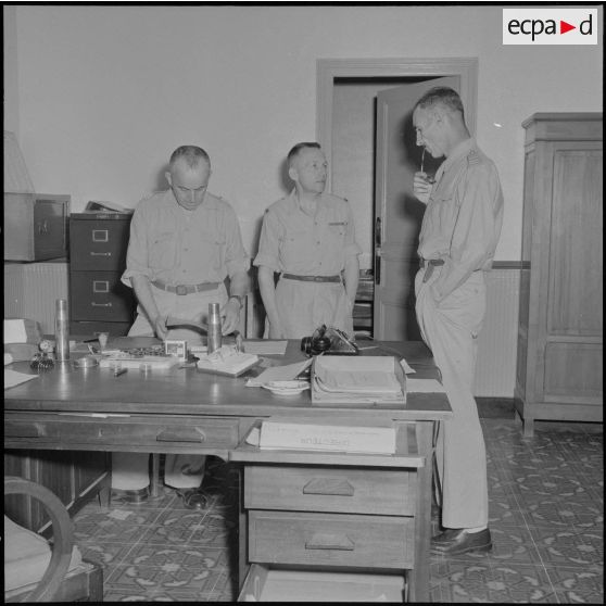 Scènes quotidiennes au bureau de l'ERM (établissement régional du matériel) d'Alger.