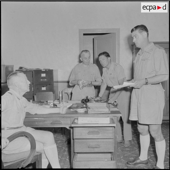 Conversation entre officiers au bureau de l'ERM (établissement régional du matériel) d'Alger.