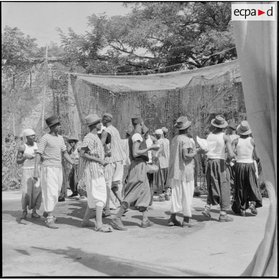 Spectacle des soldats africains du 13e RTS (régiment de tirailleurs sénégalais) pour commémorer la bataille de Bazeilles au camp de Fort-National.