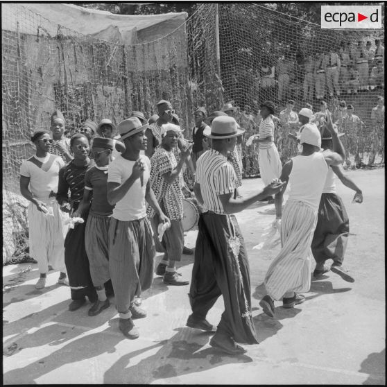 Spectacle des soldats africains du 13e RTS (régiment de tirailleurs sénégalais) pour commémorer la bataille de Bazeilles au camp de Fort-National.