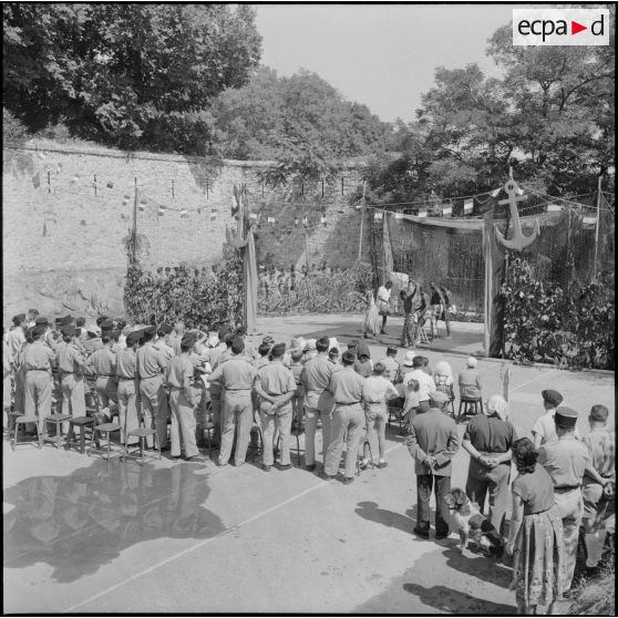 Spectacle des soldats africains du 13e RTS (régiment de tirailleurs sénégalais) pour commémorer la bataille de Bazeilles au camp de Fort-National.