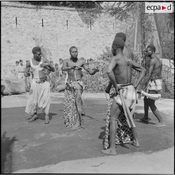 Spectacle des soldats africains du 13e RTS (régiment de tirailleurs sénégalais) pour commémorer la bataille de Bazeilles au camp de Fort-National.