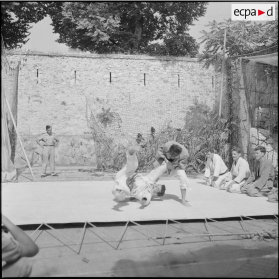 Représentation sportive pour commémorer la bataille de Bazeilles par le 13e RTS (régiment de tirailleurs sénégalais), au camp de Fort-National.