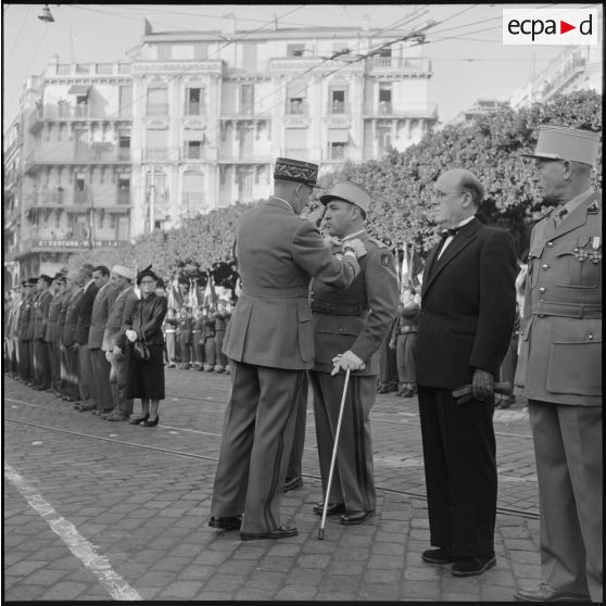 Remise de décorations par un général lors des commémorations du 11 novembre à Alger.