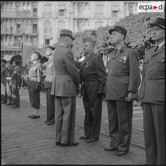 Remise de décorations par un général lors des commémorations du 11 novembre à Alger.