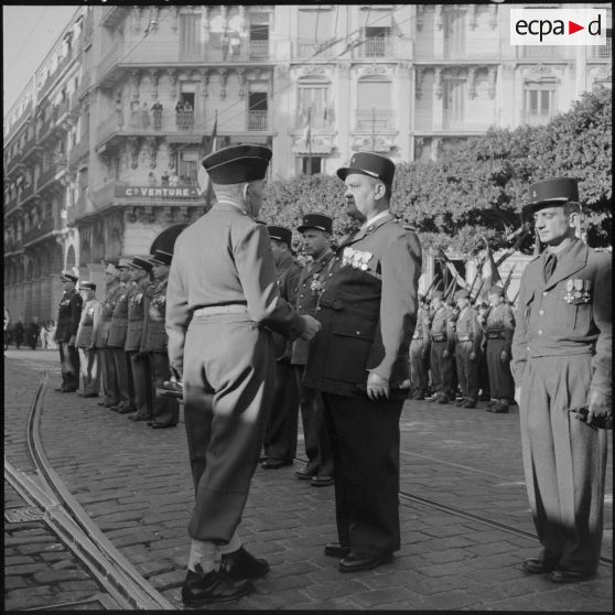 Remise de décorations par un général lors des commémorations du 11 novembre à Alger.