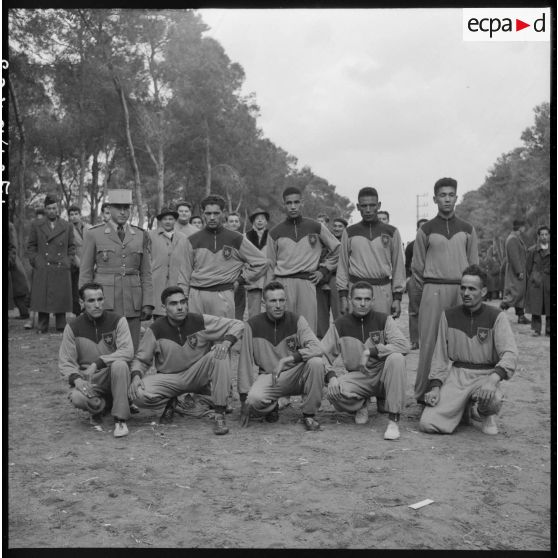 Portrait de groupe de l'équipe vainqueur du cross-country à Sidi-Ferruch.