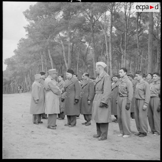 Le général de division passe en revue les équipes présentes.