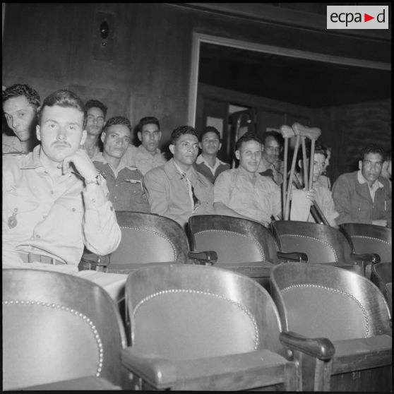 Les anciens d'Indochine sont installés pour regarder le gala.