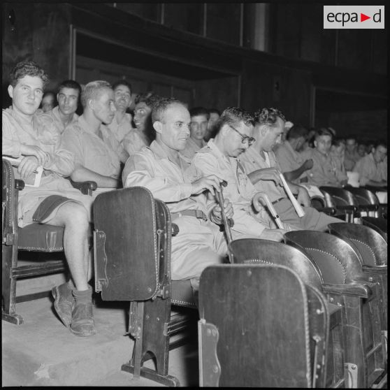 Les anciens d'Indochine sont installés pour regarder le gala.