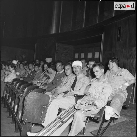 Les anciens d'Indochine sont installés pour regarder le gala.