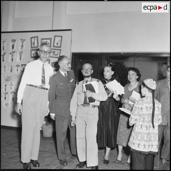 Photographie de groupe avec l'aumônier des armées Deives.