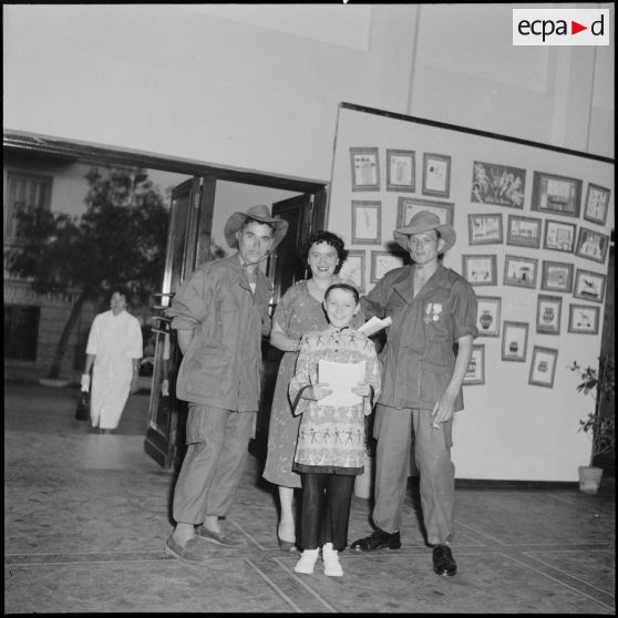 Photographie de groupe avec des anciens d'Indochine et un enfant déguisé à l'occasion du gala des anciens.