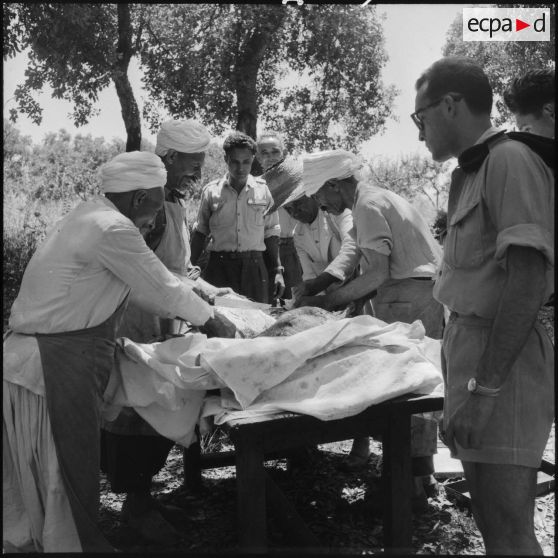 Préparation du repas par des cuisiniers algériens lors du transfert des blessés de l'hôpital Maillot à Rivet sous la conduite de l'aumônier Deives.