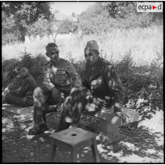 Pause pour les soldats sur la route du transfert des blessés de l'hôpital Maillot à Rivet sous la conduite de l'aumônier Deives.