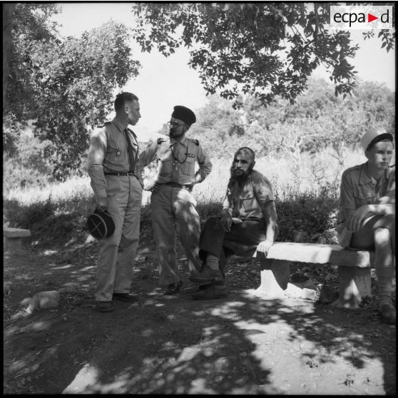 Pause pour les soldats sur la route du transfert des blessés de l'hôpital Maillot à Rivet sous la conduite de l'aumônier Deives.