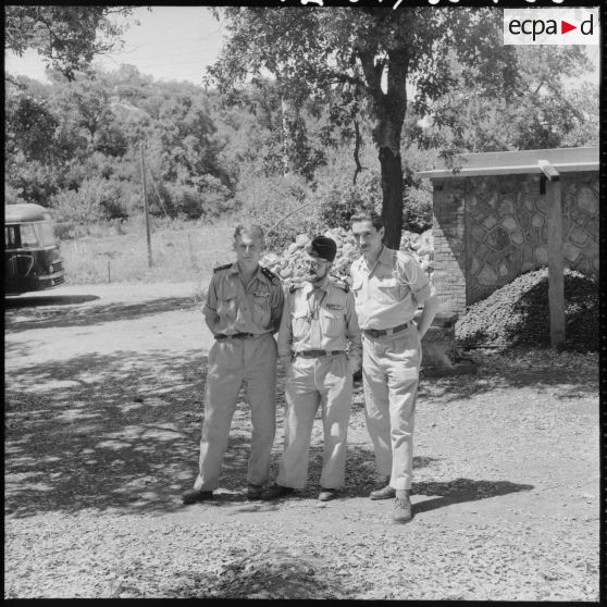 Pause pour les soldats sur la route du transfert des blessés de l'hôpital Maillot à Rivet sous la conduite de l'aumônier Deives.