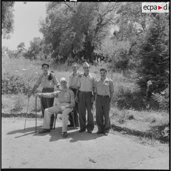 Pause pour les soldats sur la route du transfert des blessés de l'hôpital Maillot à Rivet sous la conduite de l'aumônier Deives.